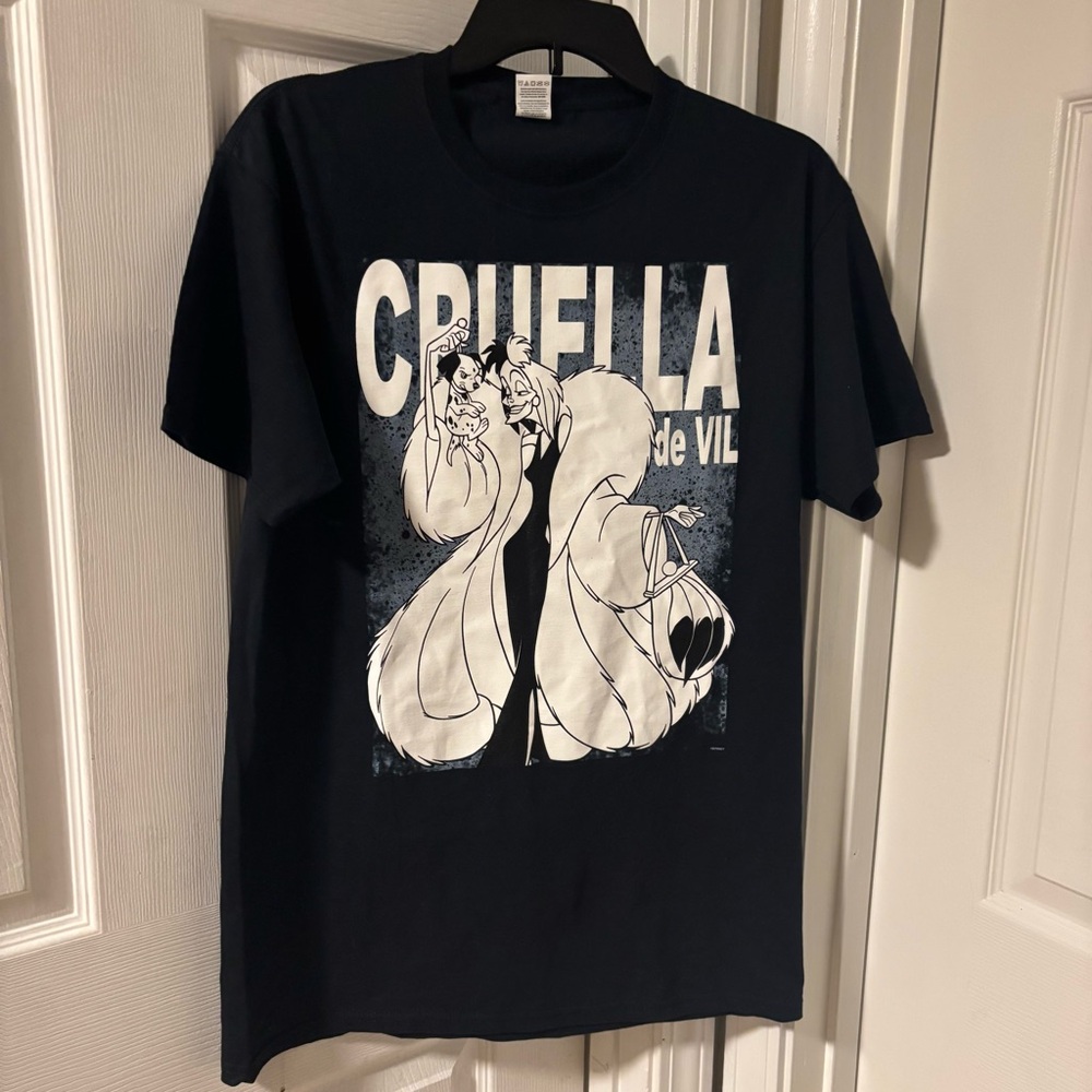 Black Short Sleeve Cruella De Vil T Shirt 💯 Cotton